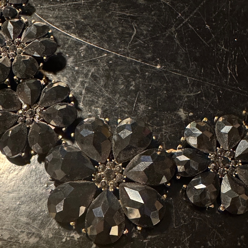Elegant Black Floral Necklace - Picture 2 of 3